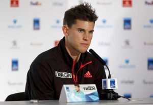 Thiem pratar på presskonferens.